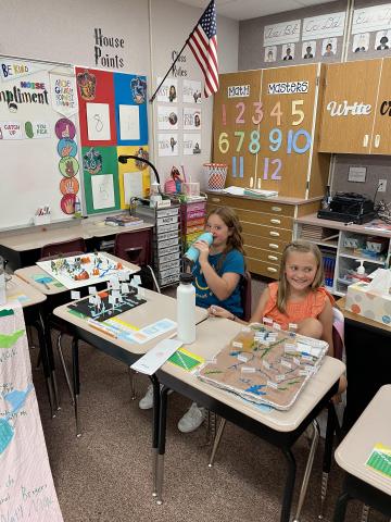 4th graders share their Utah map projects.